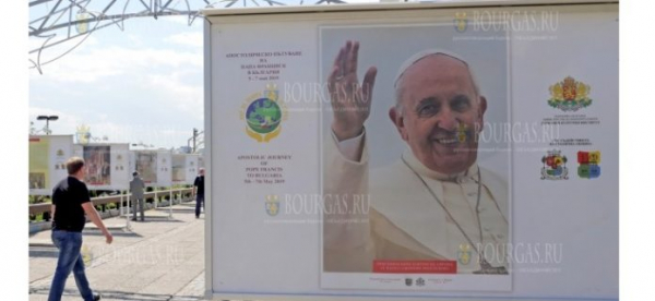 Папа Франциск прибывает в Болгарию с делегацией из 35 человек