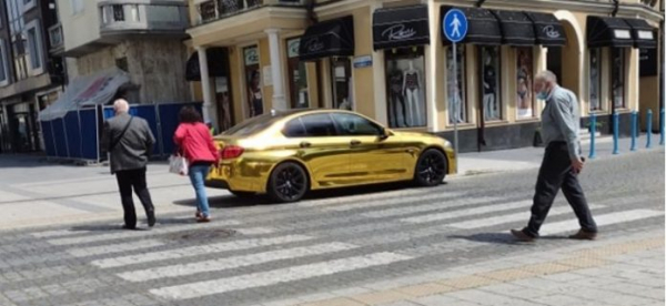 По улицам Бургаса передвигается золотой BMW