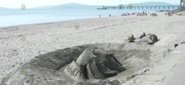 Песочные фигуры Кирилла и Мефодия появились на пляже в Бургасе