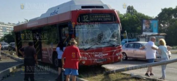 Автобус разбился на оживленной улице в Бургасе