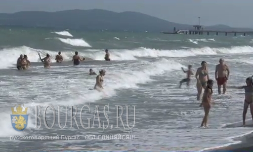 На пляжи Бургаса снова вернулось мертвое волнение