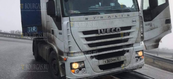 Российский грузовик чудом не слетел с автомагистрали в Болгарии