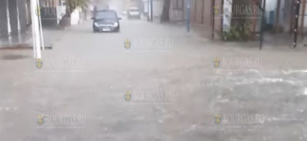 Сегодня после сильного ливня Созополь оказался «под водой»