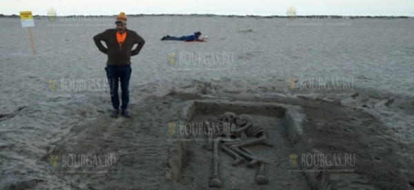 На днях на пляже в Бургасе появились скелеты
