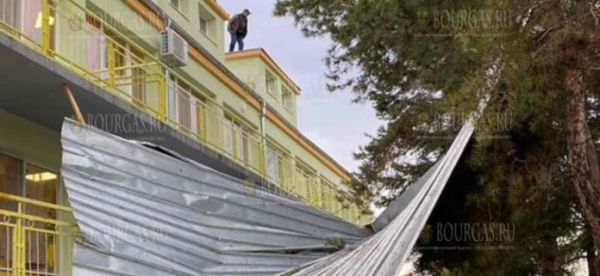 В детском саду в Болгарии ветер сорвал крышу