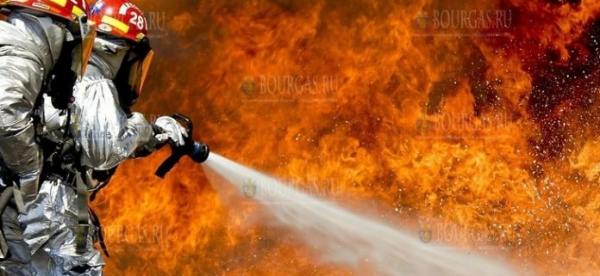 Горит локомотив, пожар поднял на ноги пожарных из Пловдива