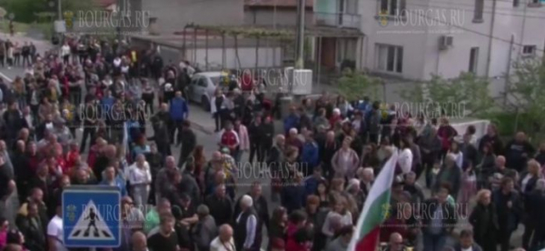 Протест блокирует движение в Банско