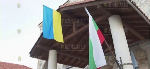 Скандал в Болгарии, здесь сняли украинский флаг с церкви в Несебре