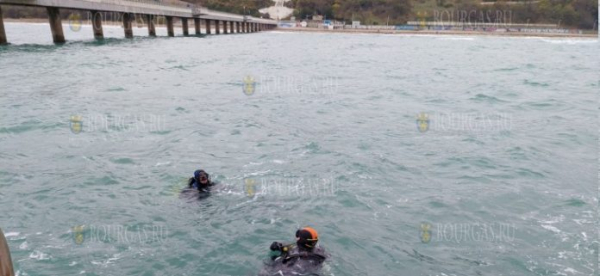 Дайверы очищают морское дно в районе моста в Бургасе