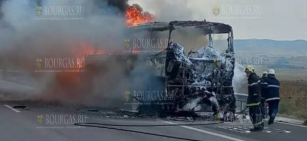 Недалеко от Бургаса загорелся автобус