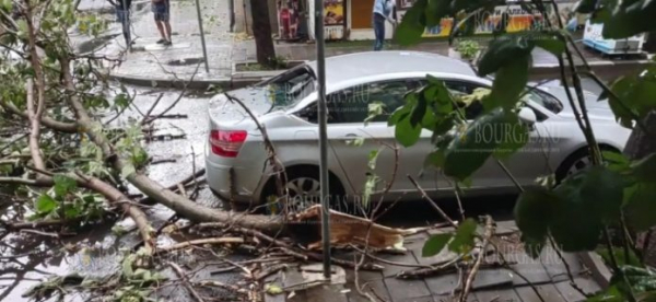 Видео — Бургас и область пострадали от серьезного шторма