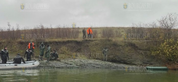 Поиски пропавших рыбаков на озере Мандра продолжаются