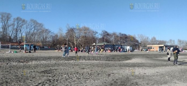 Жители Бургаса и региона в первые дни Нового года вышли на пляжи